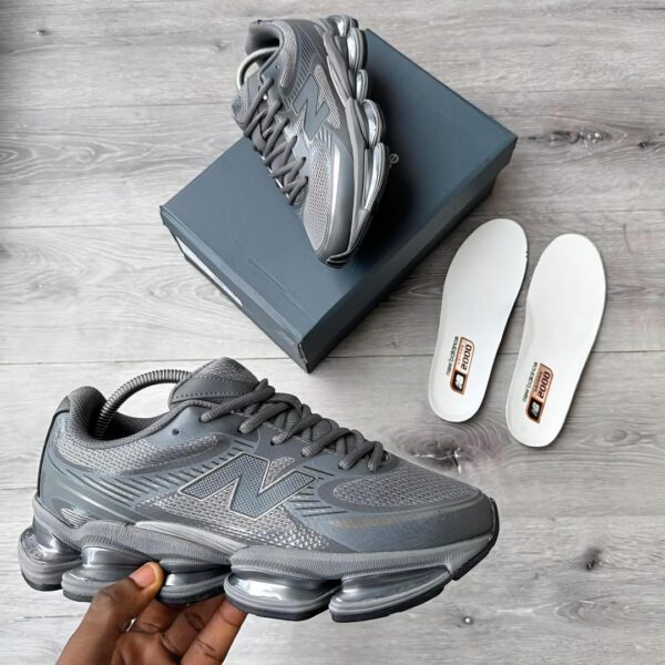 New Balance 2000 Sneakers